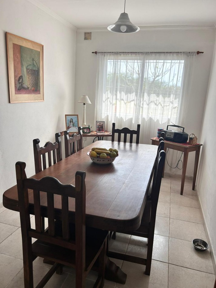 CASA EN ORO VERDE, 2 DORMITORIOS, COCHERA Y JARDIN VERDE. 