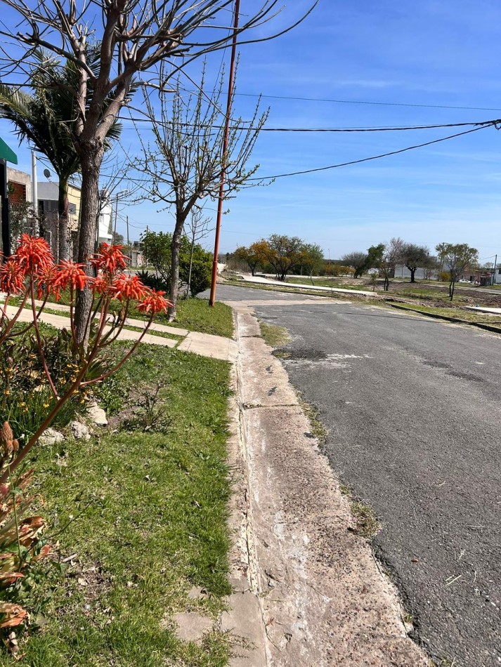 CASA EN ORO VERDE, 2 DORMITORIOS, COCHERA Y JARDIN VERDE. 