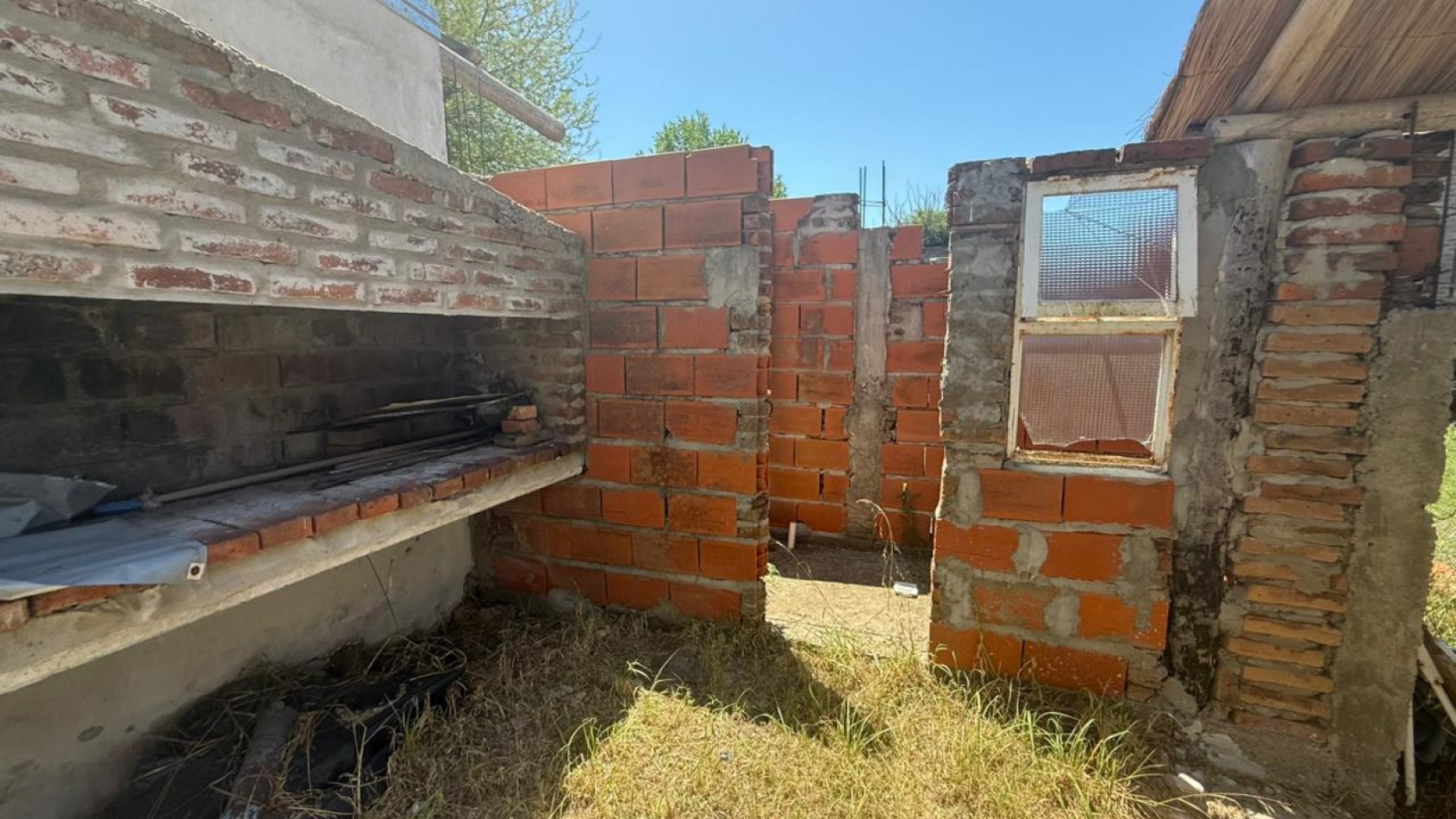 CASA QUINTA A TERMINAR EN SAUCE MONTRULL