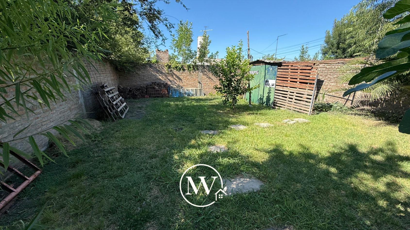 Casa Apta Credito en San Benito. 2 Dorm, fondo y cochera.