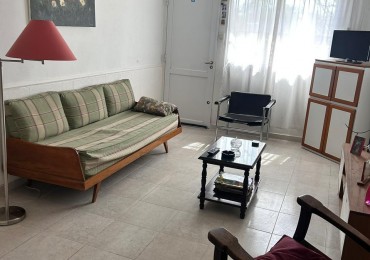 CASA EN ORO VERDE, 2 DORMITORIOS, COCHERA Y JARDIN VERDE. 